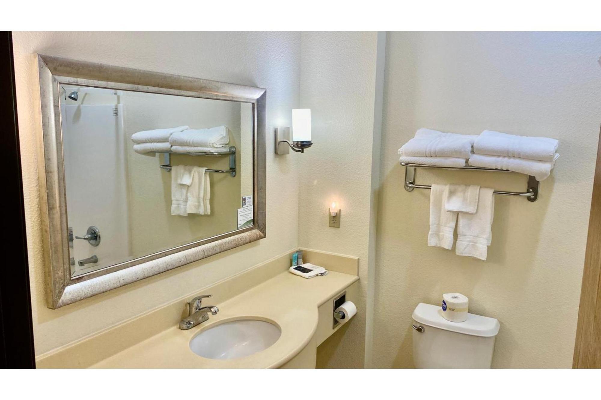 Park View Inn & Suites Hoisington Near Great Bend Eksteriør billede