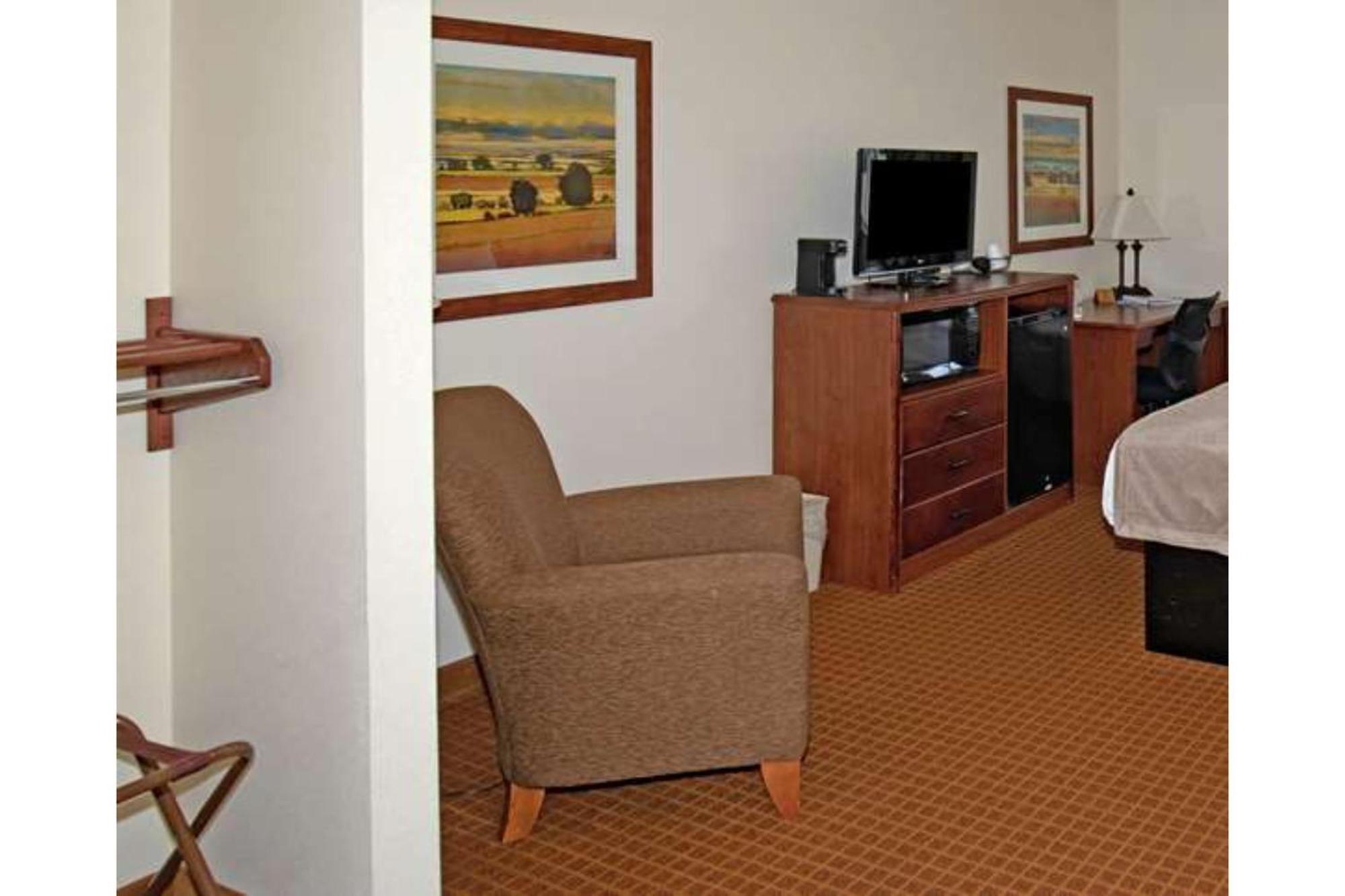 Park View Inn & Suites Hoisington Near Great Bend Eksteriør billede