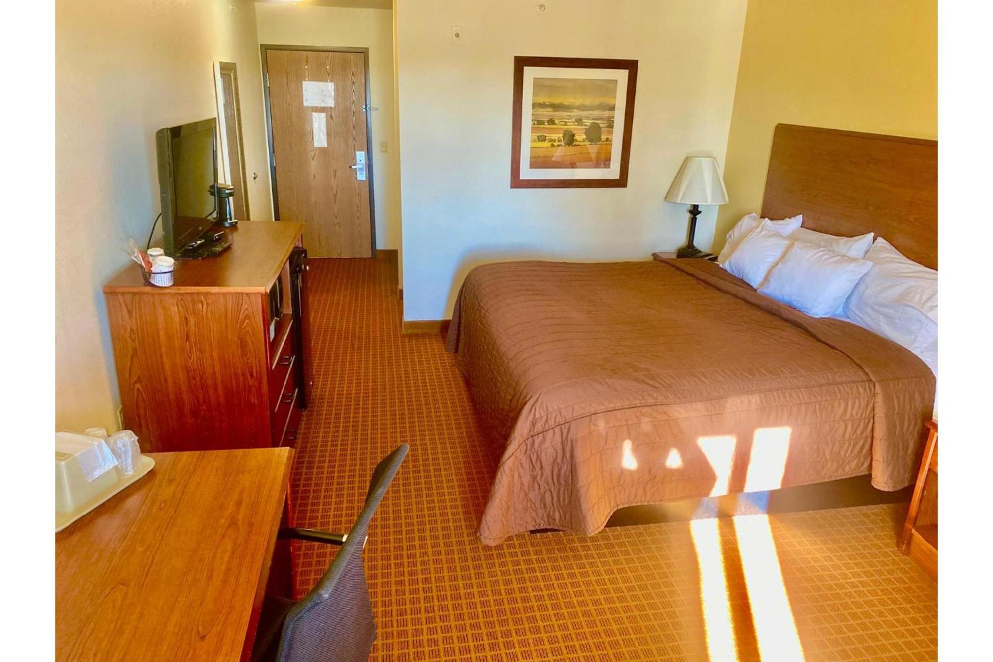 Park View Inn & Suites Hoisington Near Great Bend Eksteriør billede