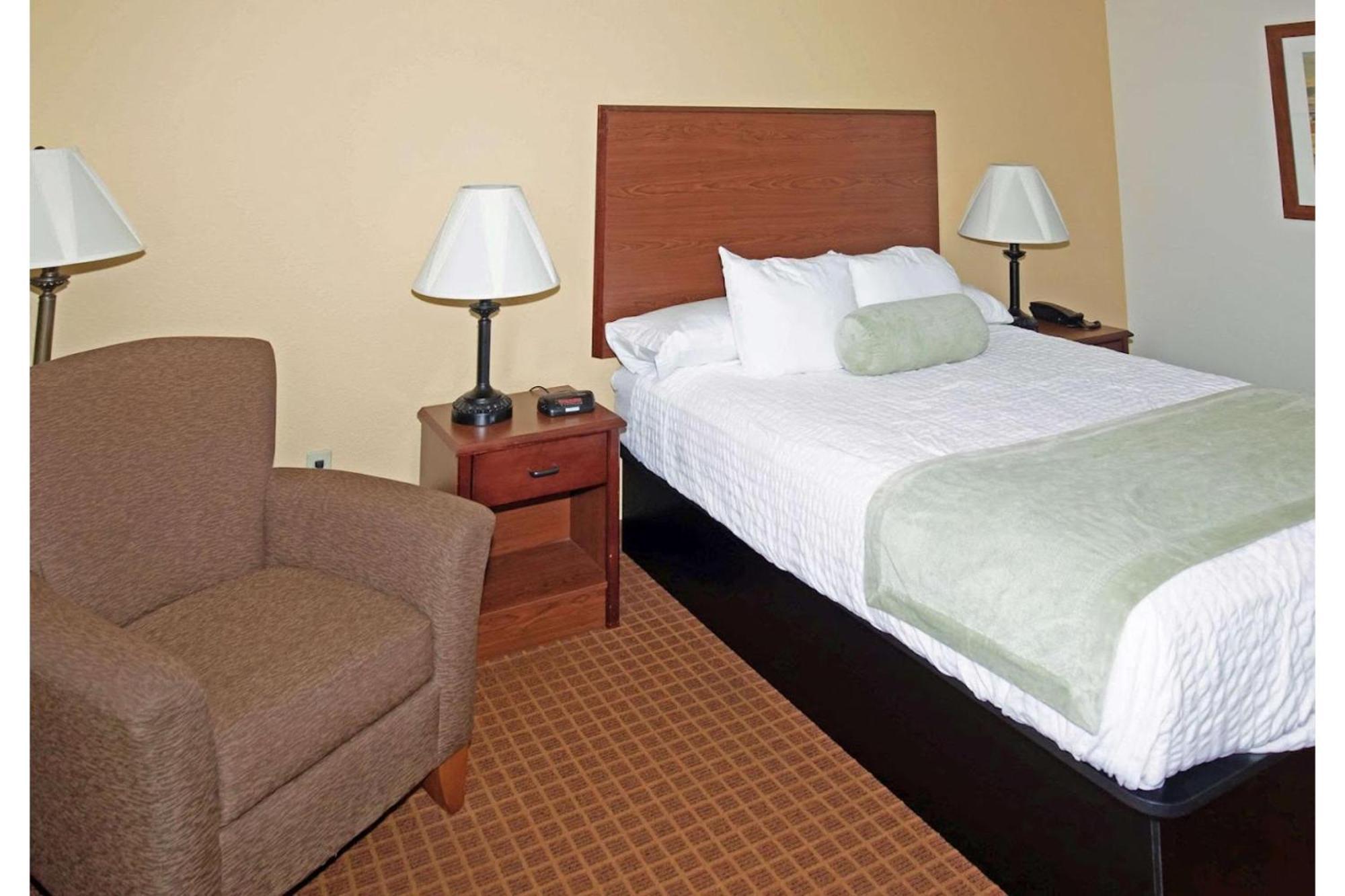 Park View Inn & Suites Hoisington Near Great Bend Eksteriør billede