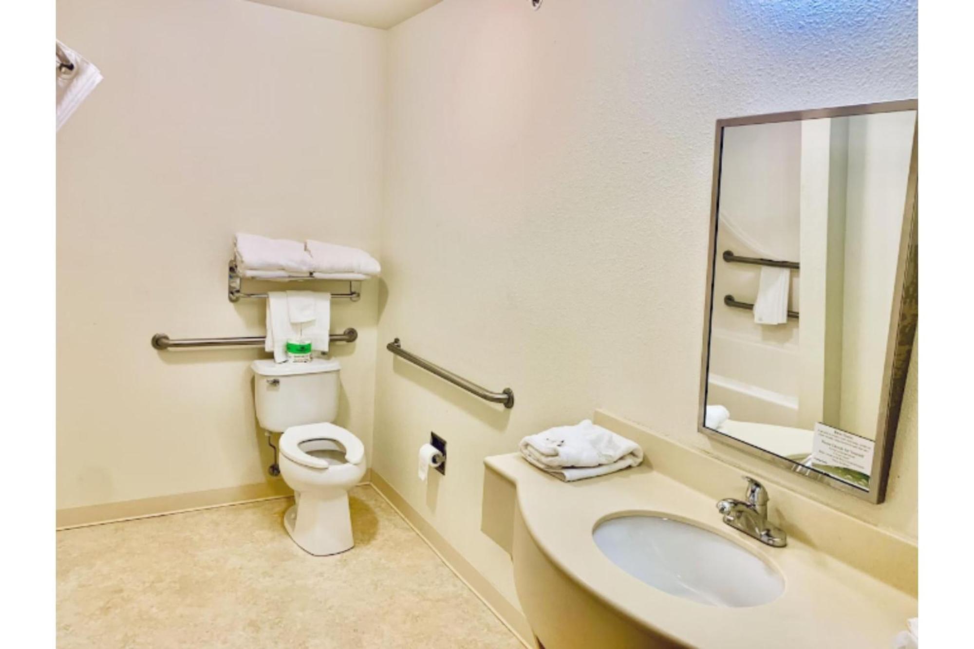 Park View Inn & Suites Hoisington Near Great Bend Eksteriør billede