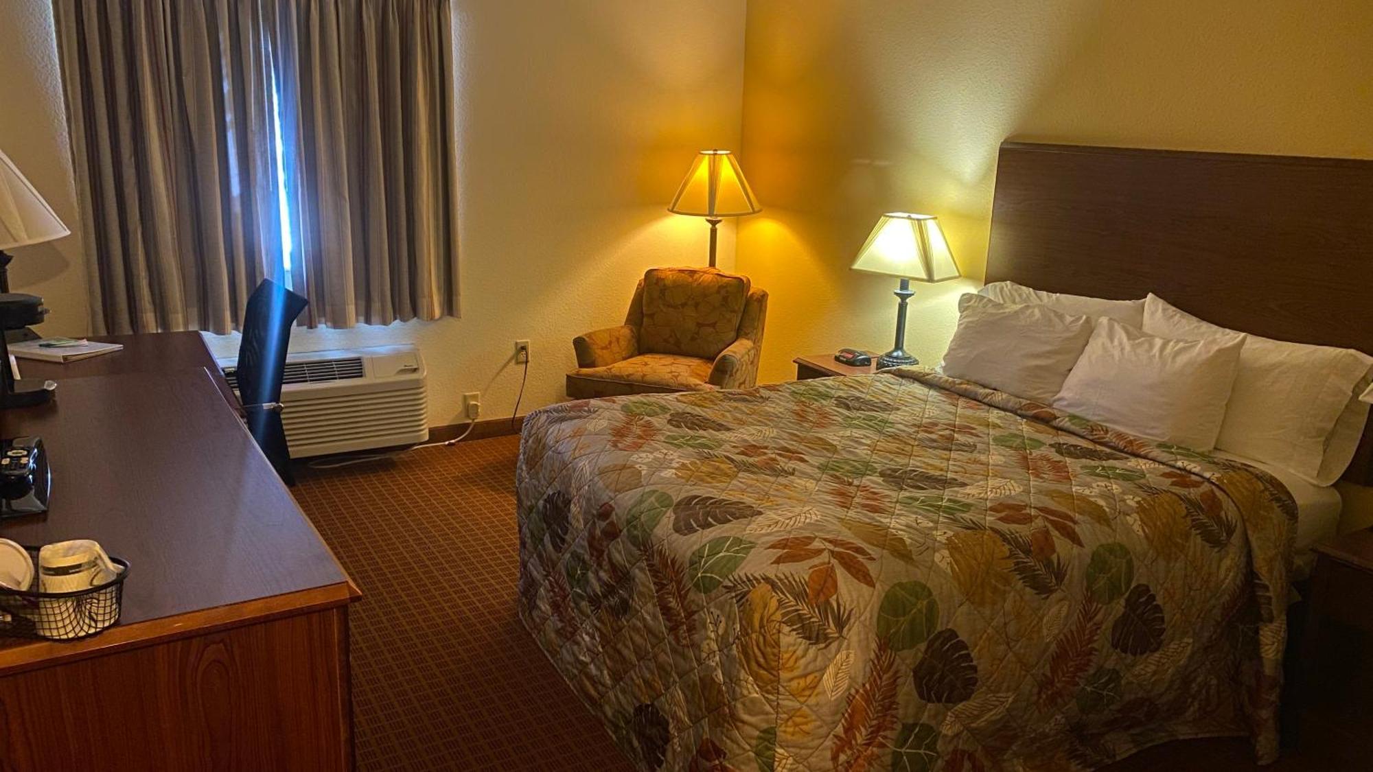 Park View Inn & Suites Hoisington Near Great Bend Eksteriør billede